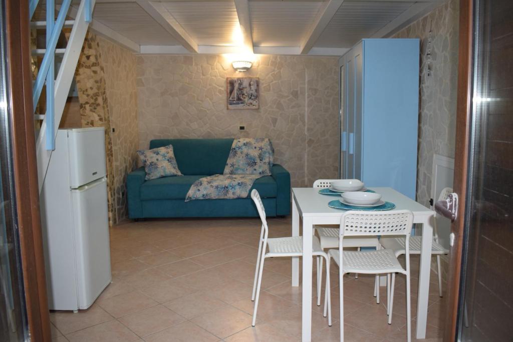 托雷坎内Chicca marina的客厅配有桌椅和蓝色沙发