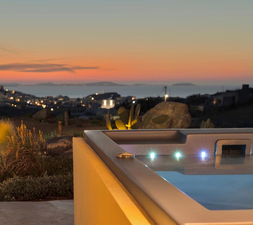 纳克索乔拉Opuntia Suites的享有日落美景的热水浴池