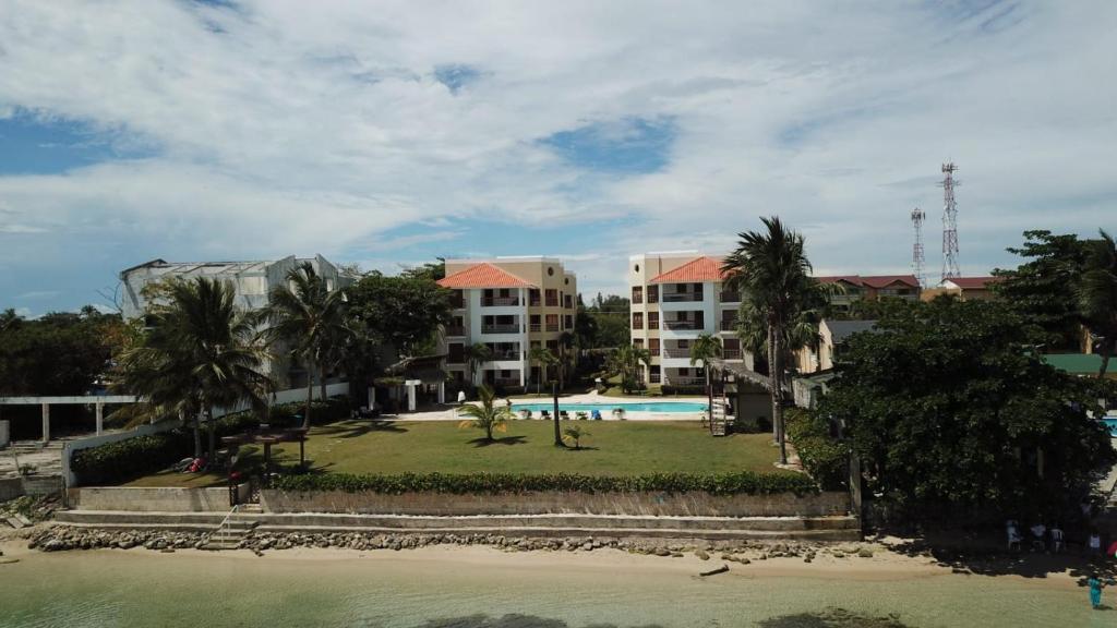 璜多里奥Marechiaro - Apartamento Vista Al Mar - Playa Juan Dolio的享有带游泳池的度假村景致