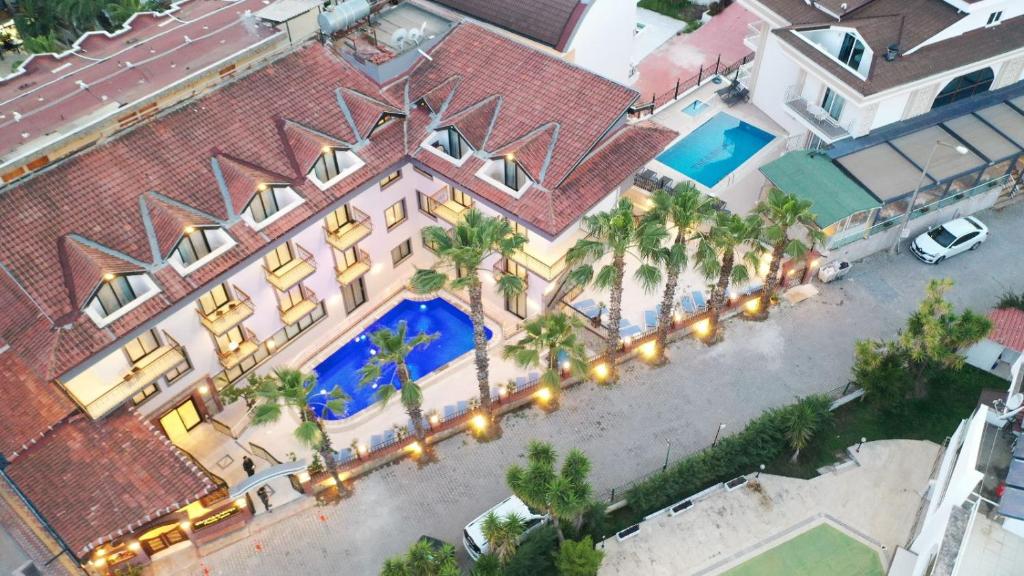凯麦尔Orange Garden Hotel的享有带游泳池的大房子的顶部景色
