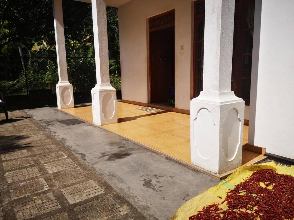 本托塔Sithu Guesthouse的一间设有三柱床和木地板的客房