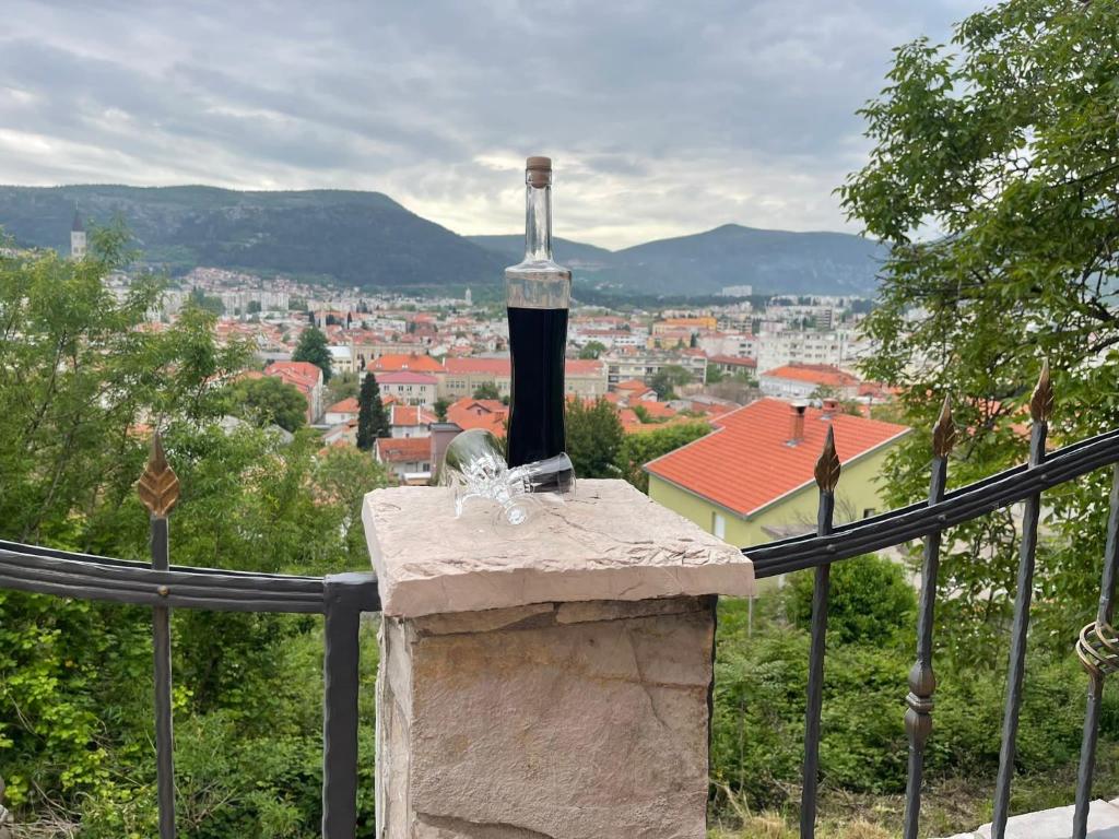 莫斯塔尔Mostar View House的石头顶端的一瓶葡萄酒