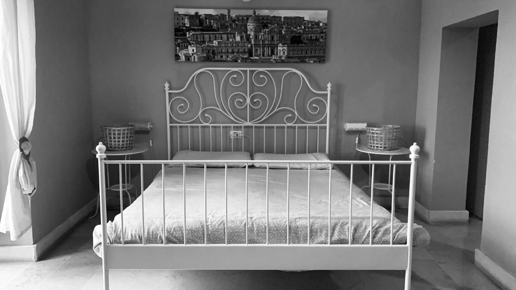 诺托伊尔堡旅舍的一张黑白相间的一张床上照片