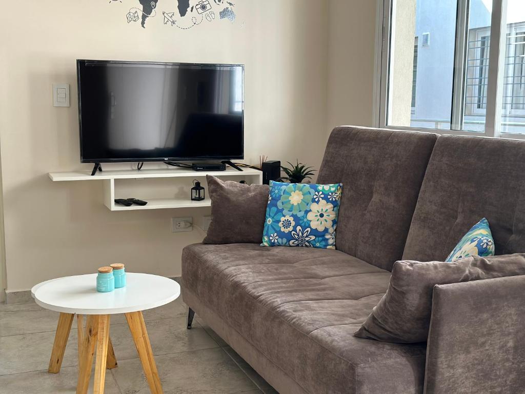 戈多伊克鲁斯Apartments Biritos的带沙发和电视的客厅