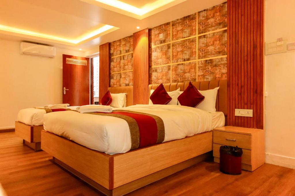 加德满都Hotel Elegant Kathmandu Inn的一间卧室,卧室内配有一张大床