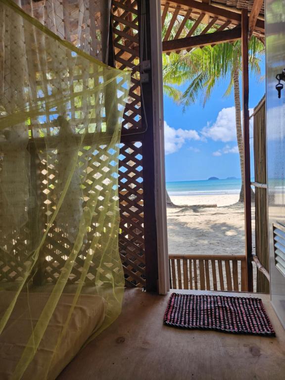 爱妮岛BICE Camp Bucana Beach的享有海滩景致的客房