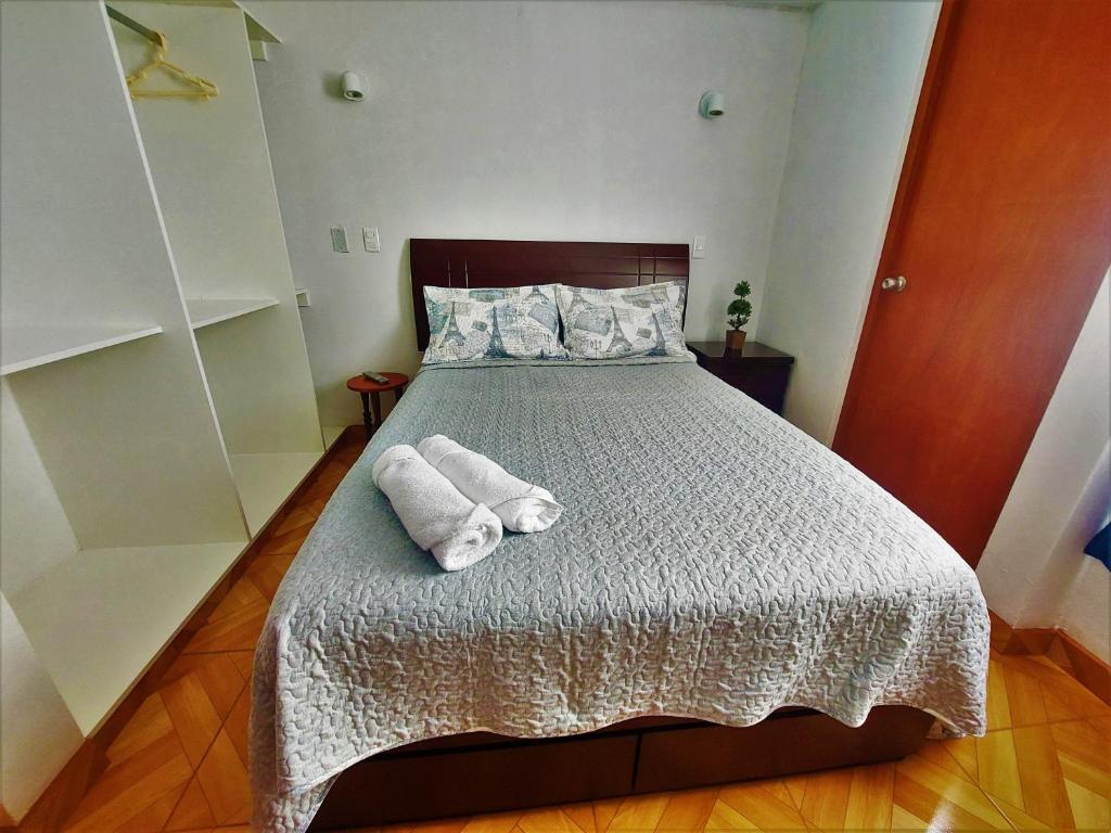 帕拉卡斯Kasanty House的一间卧室配有带毛巾的床