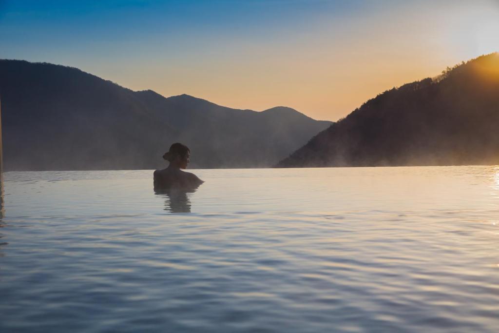 箱根箱根小涌园天悠日式旅馆的站在水体上的人