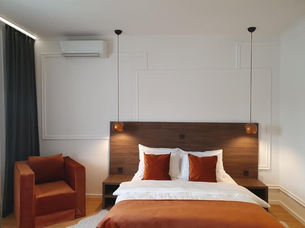 扎达尔伊凡酒店的一间卧室配有一张大床和一把椅子