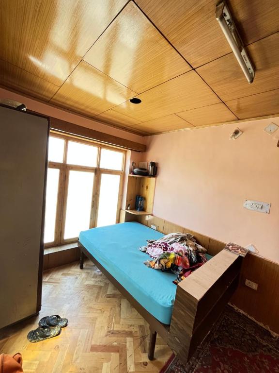 列城Napishu Summer Home的一间设有床和长凳的房间
