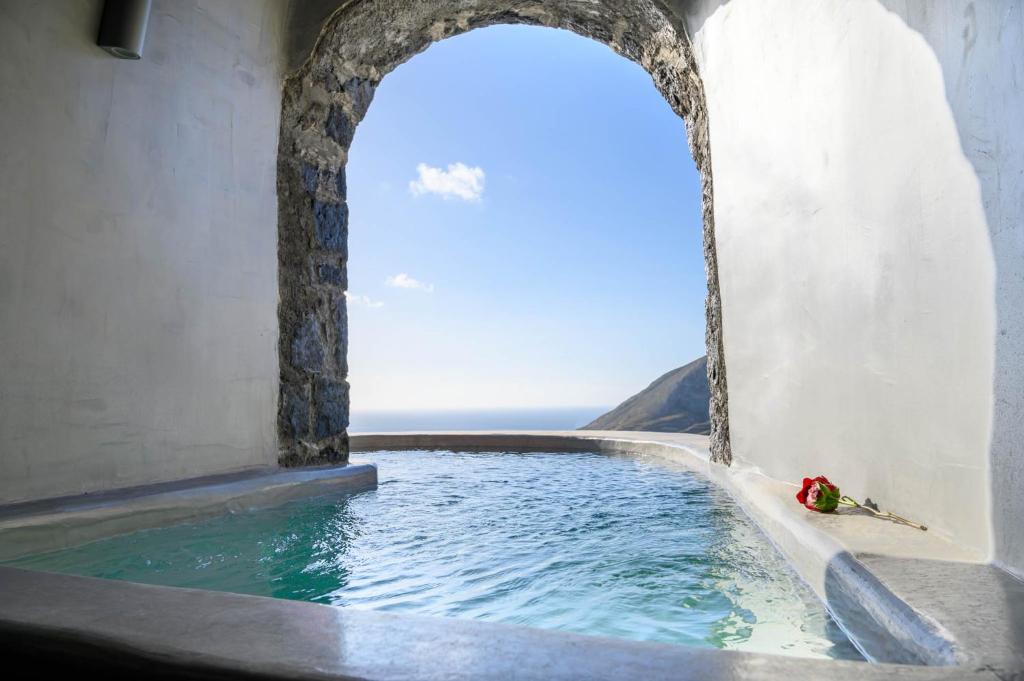 Éxo GoniáDeep Earth Villas的一座海景建筑中的小型游泳池