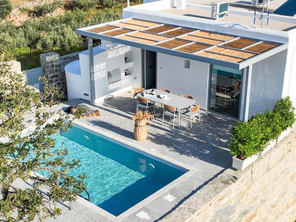 LiaropáSanta Marina Syros的一座带游泳池和消防栓的房子