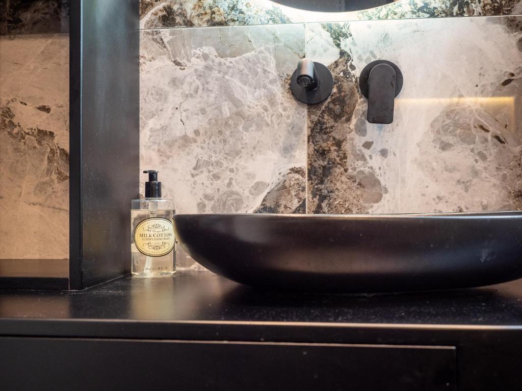 贝尔格莱德Residence Republic Square- Top Location的浴室水槽和柜台上的肥皂