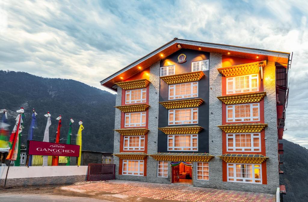 拉亨Summit Gangchen Hotel的建筑的侧面有很多窗户