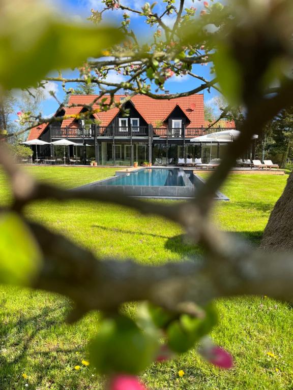 布尔格NaturApartments & Spa的一座大房子,在庭院里设有一个游泳池