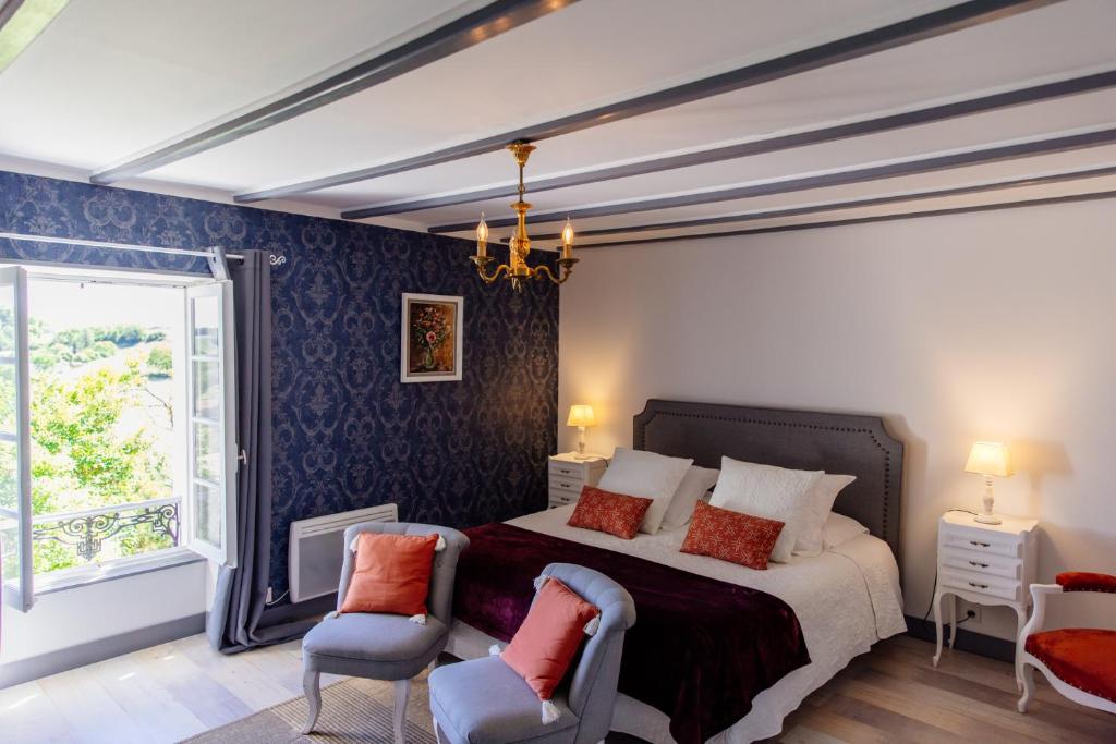 MontmoreauMONTISMAURELLI的一间卧室配有一张床、两把椅子和一个窗户