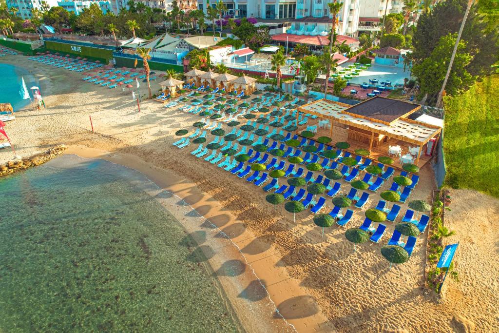 阿萨拉尔Ramira Beach Hotel - All Inclusive的海滩上方的蓝色遮阳伞