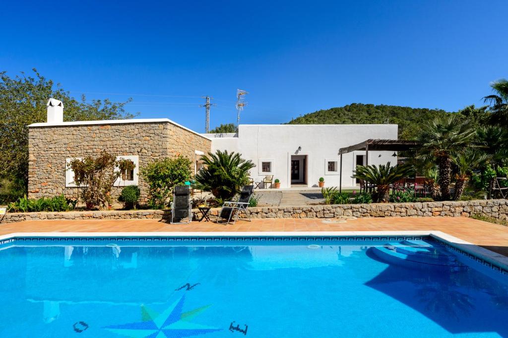 桑玛特德阿巴卡Villa Can Pep D'en Puig的房屋前的大型游泳池