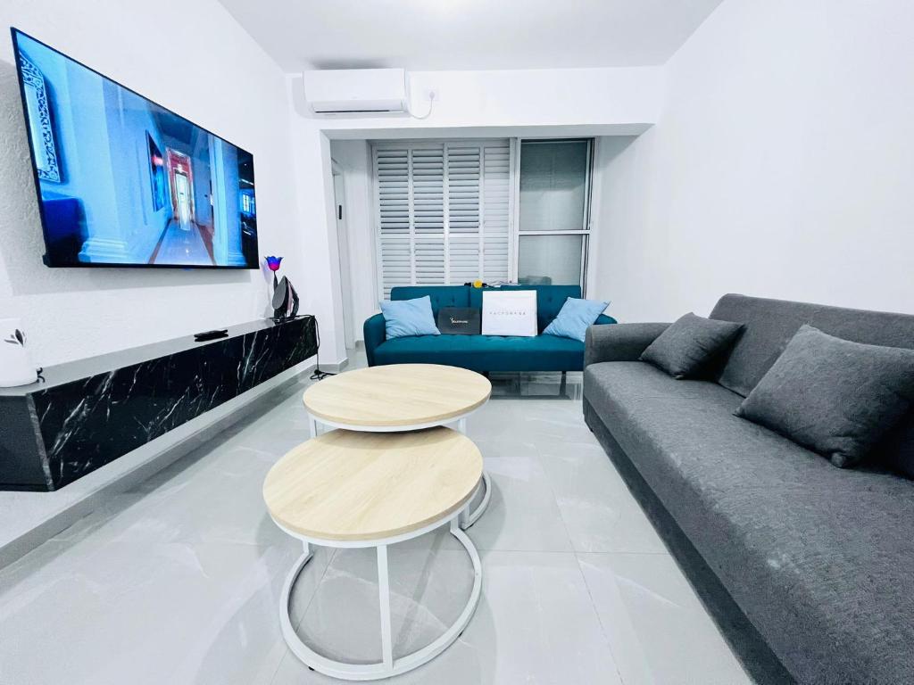 巴特亚姆New! Your home in Israel Luxury Suite的带沙发、桌子和电视的客厅