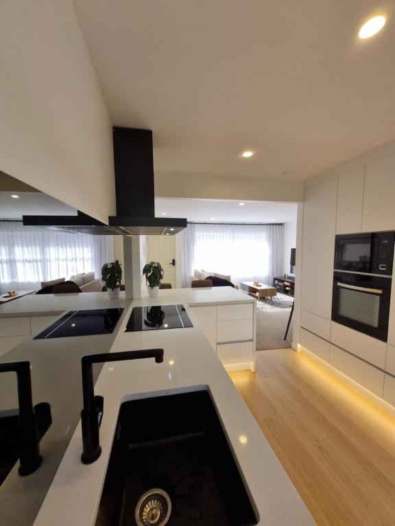 汉密尔顿Inner City 2 Bedroom Unit的厨房配有白色的柜台和炉灶烤箱。