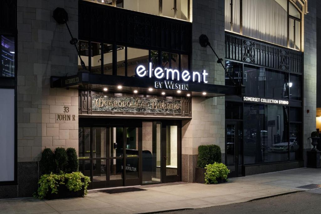 底特律Element Detroit at the Metropolitan的带有读写礼拜元素的标志的建筑物