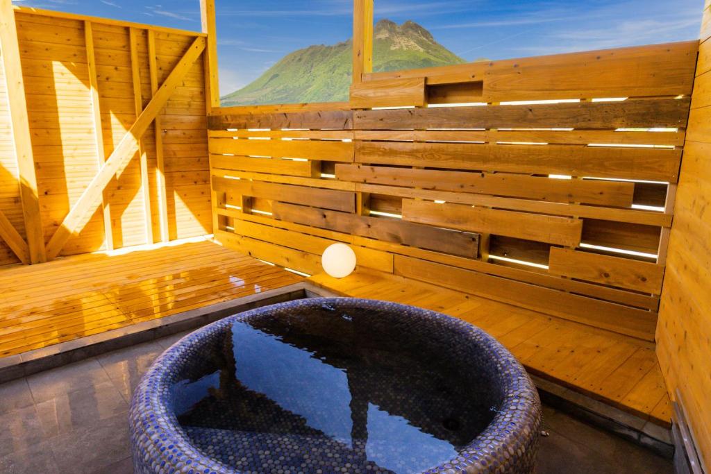 由布市Misora Yufuin - Vacation villa with private hot spring的带窗户的客房内设有大浴缸的客房