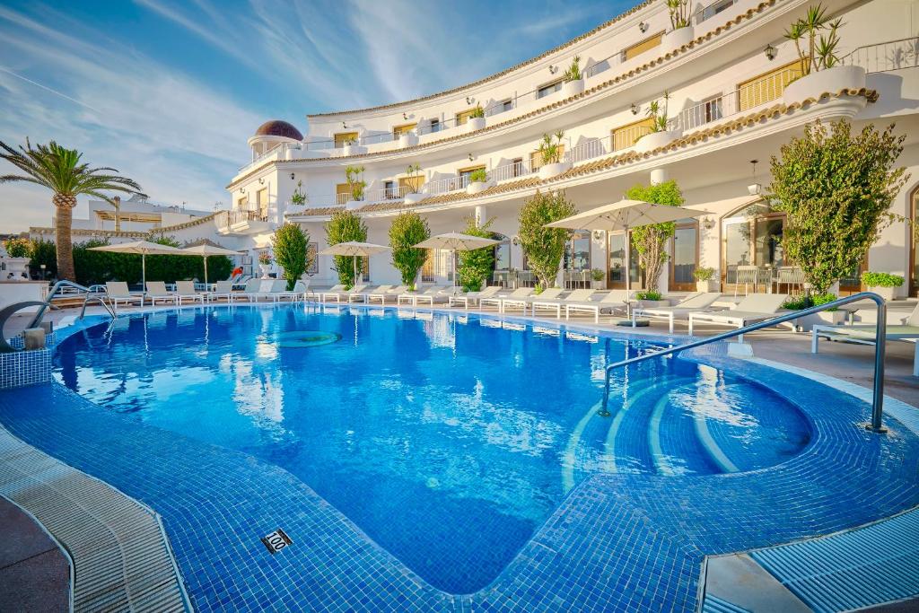 萨阿拉德洛斯阿图内斯格兰索尔酒店的酒店前方的大型游泳池