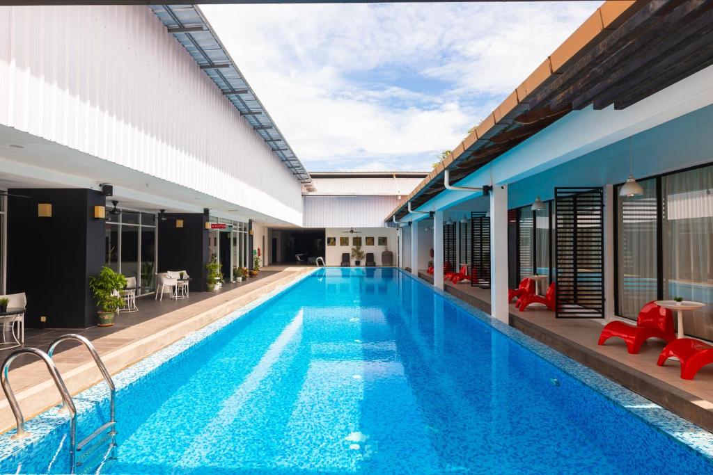 珍南海滩兰卡威别墅酒店的一座建筑物中央的游泳池