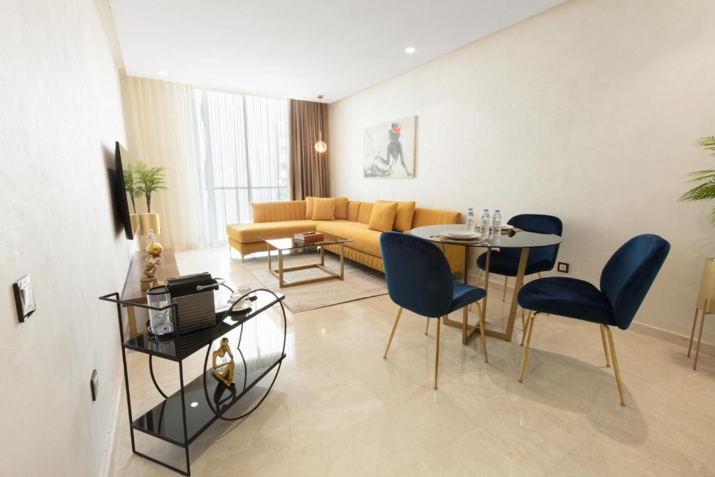 卡萨布兰卡ZEN Suites Hotel Massira的客厅配有沙发和桌椅
