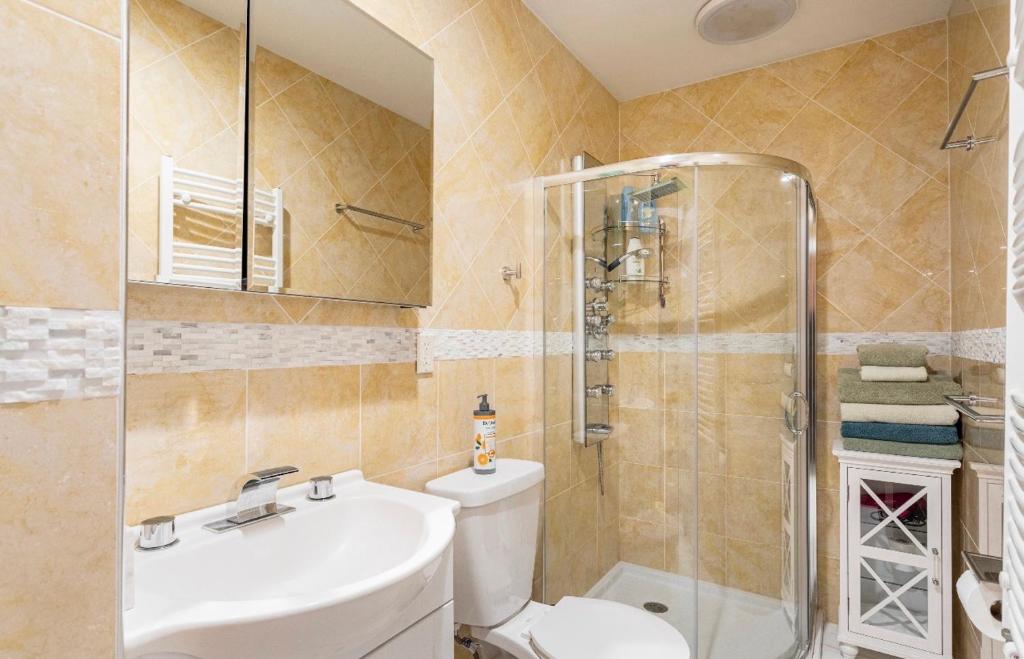 门罗Villa Verde B&B, bsm, Greenwood Lake, NY的浴室配有卫生间、盥洗盆和淋浴。