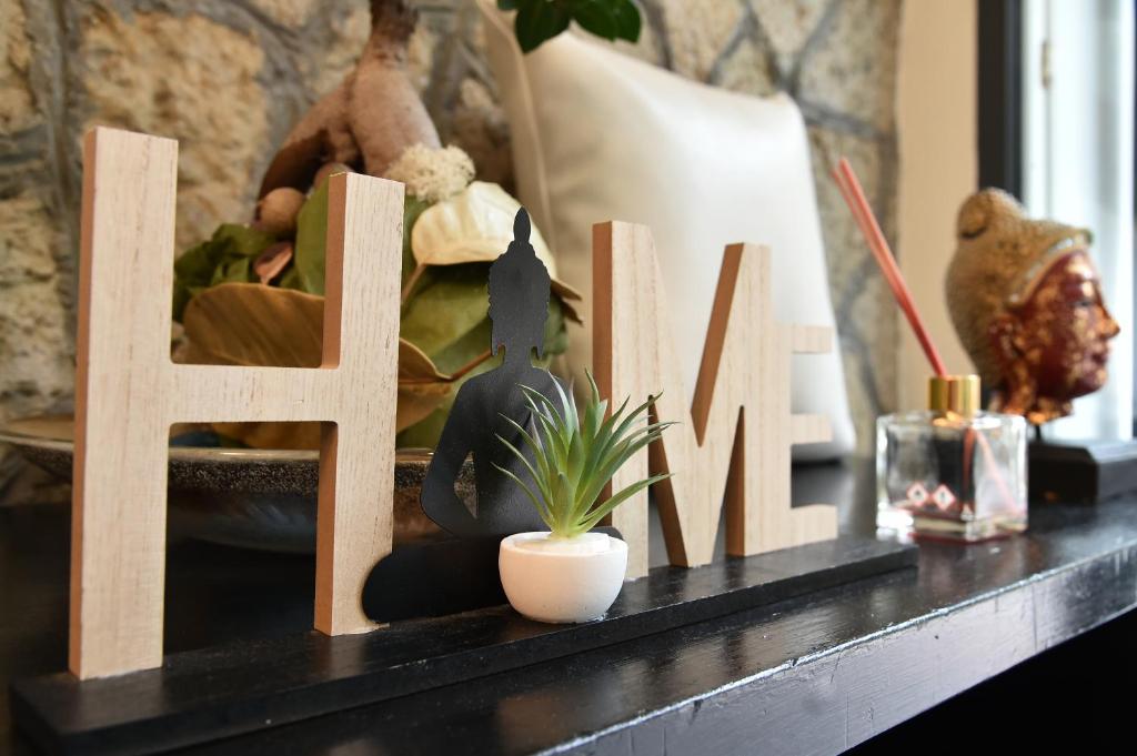 里米尼冲绳酒店的一张带木标志的黑桌,上面有植物