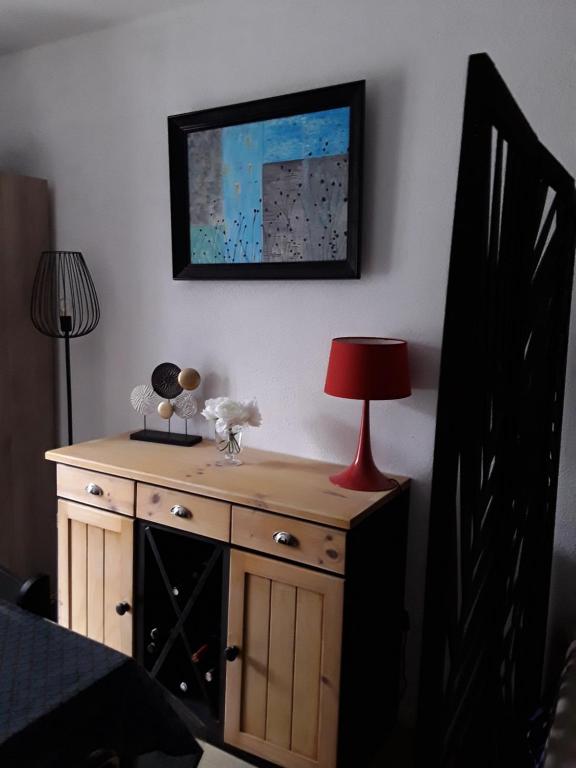 巴涅尔-德吕雄Pour cure et ski的一间卧室配有一张桌子和一盏灯