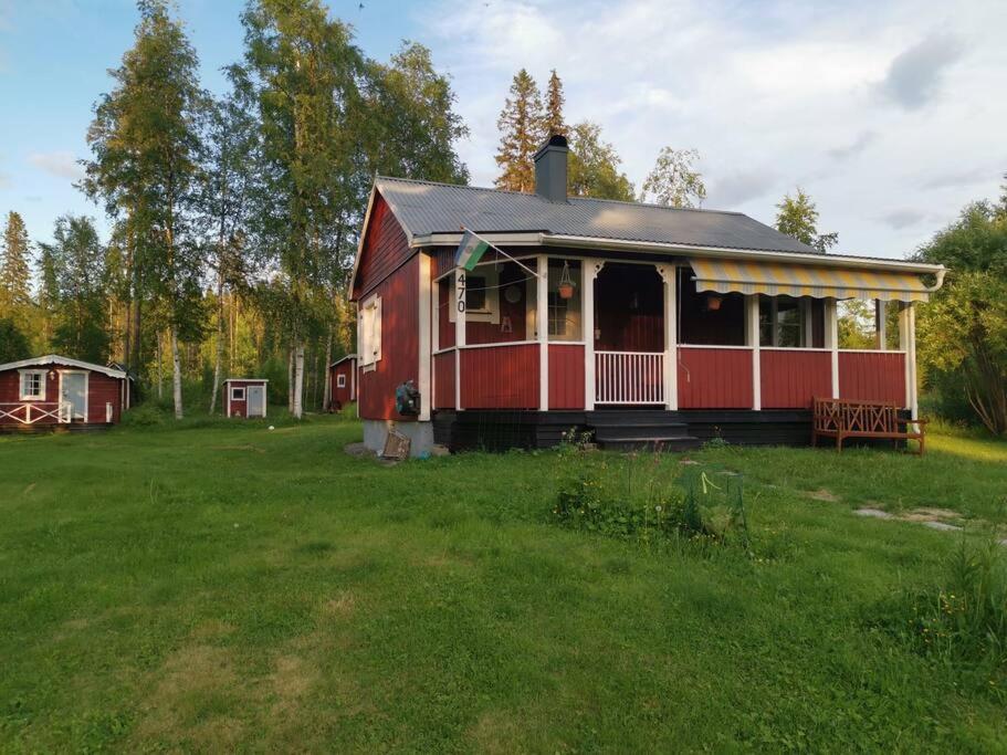 厄斯特松德Cabin 70m from lake. Big garden的草场上带门廊的红色房子