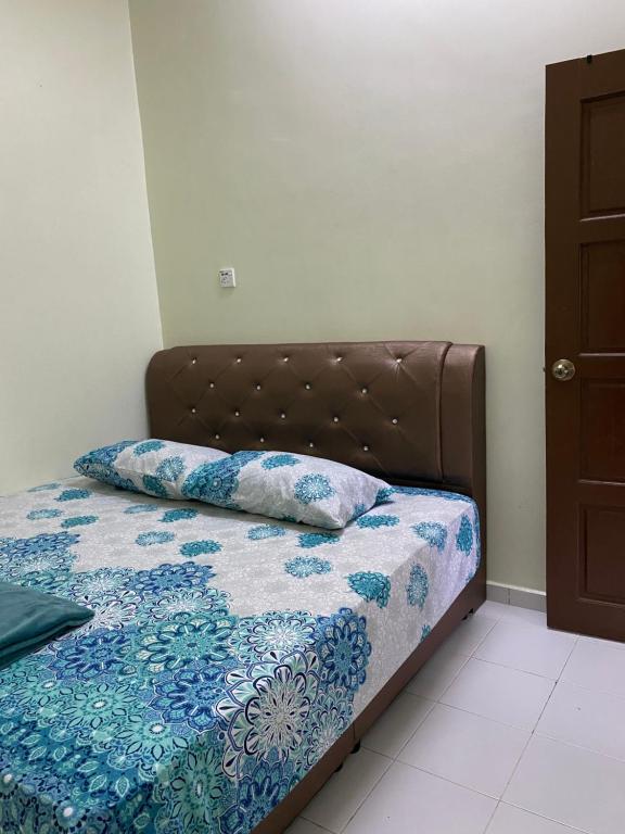 巴佐Ummu Siroj Bachok HOMESTAY的一张床上有两个枕头的房间
