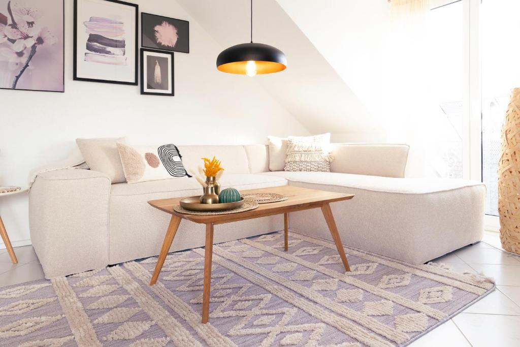 鲁斯特Sohana Lifestyle Apartments I Leilani's & Saskia's Home I Rust的客厅配有白色的沙发和桌子