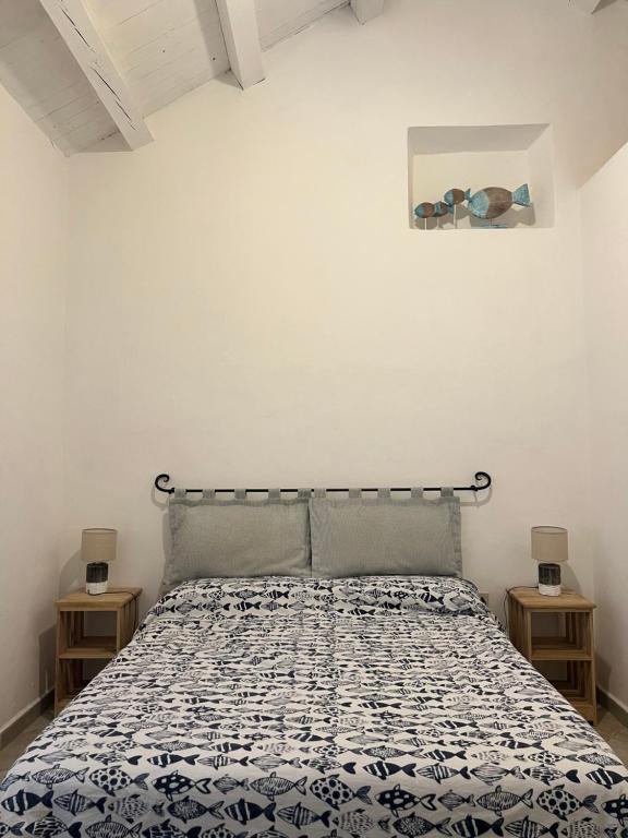马达莱纳Appartamento il Caracolo a Cala Francese的一间卧室配有床和2个床头柜