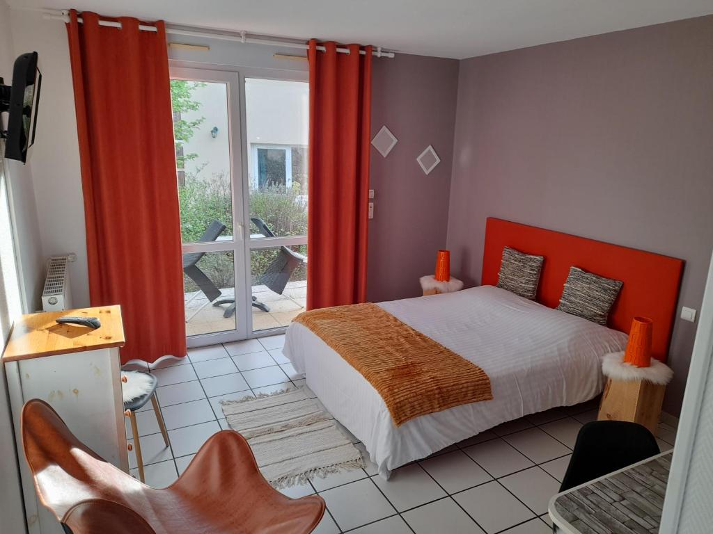 LangeacHotel de l'Ile d'Amour的一间卧室设有一张床,享有阳台的景色