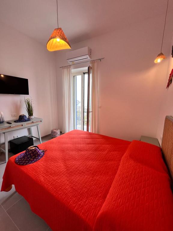 佩斯基奇Thai Boutique rooms的一间卧室配有红色的床和一张书桌