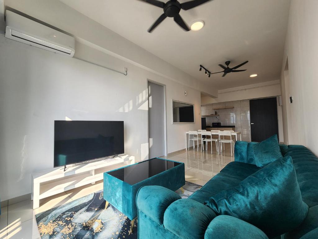 巴特沃思Praicon Executive Suite的客厅配有蓝色的沙发和平面电视。