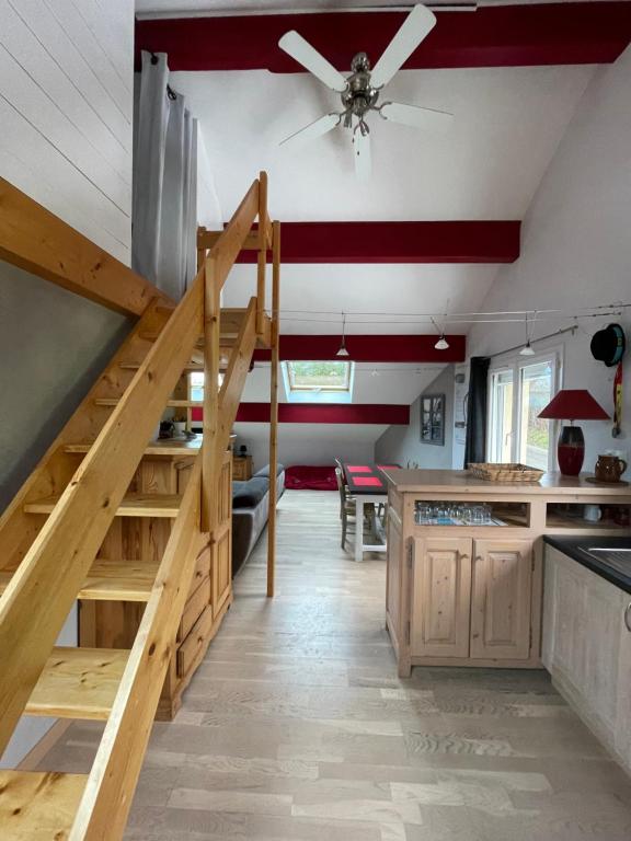 圣米舍德谢洛loft sur les montagnes的一间带木制楼梯和天花板的厨房