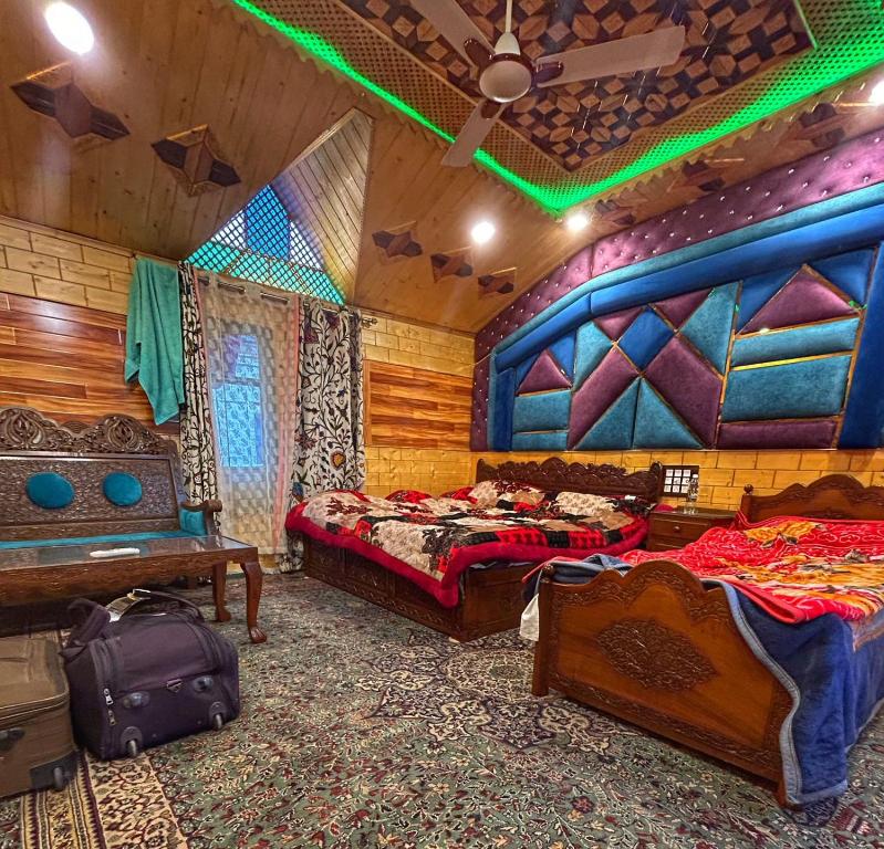 斯利那加Heritage Shreen Houseboat的一间卧室,配有两张床