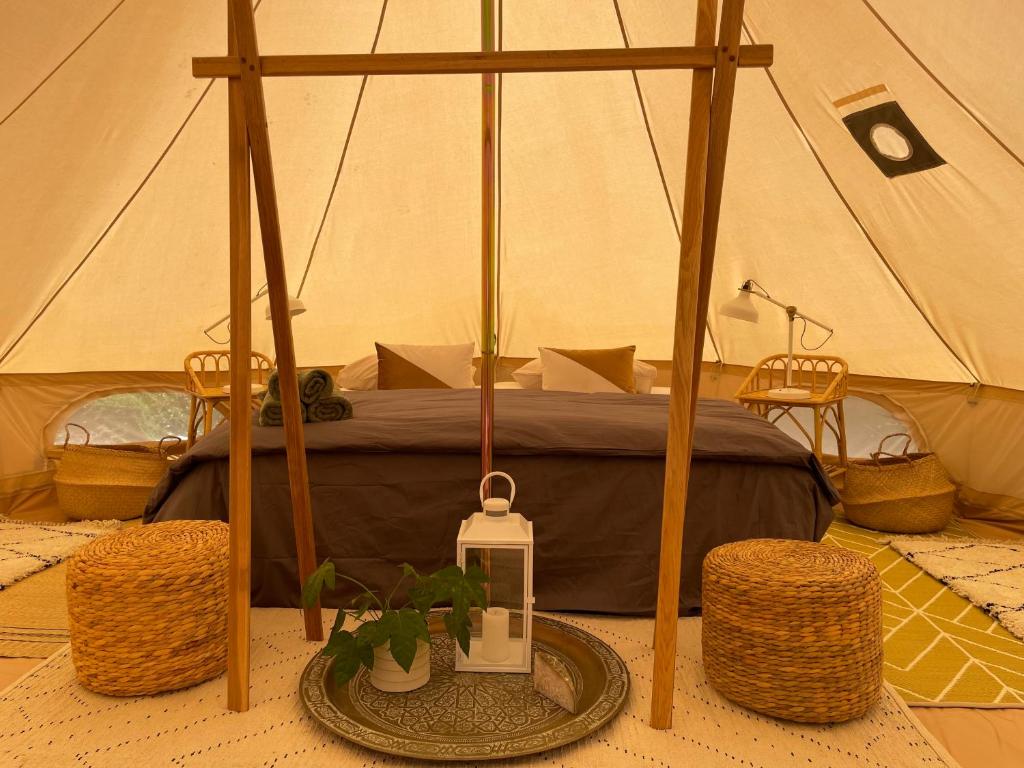 科蒂基亚瓦里CORSICA NATURA #1的一间帐篷间,里面配有一张床
