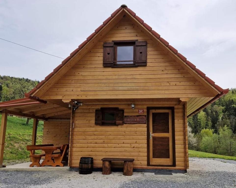 采尔克诺Brunarica Jeršin的小木屋设有窗户和野餐桌