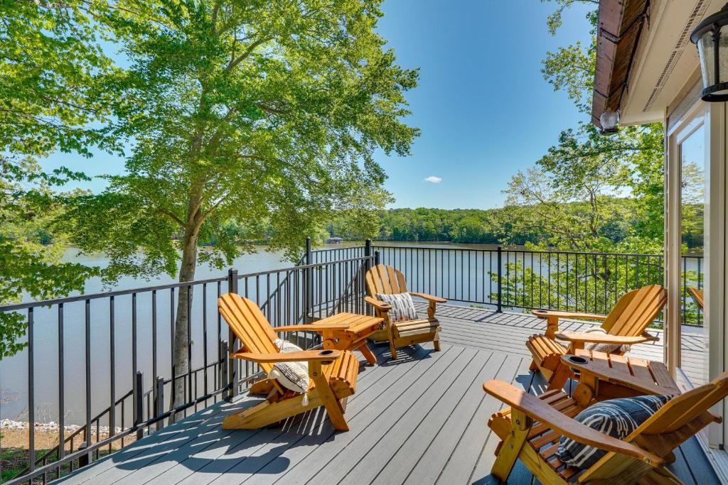 BraceyLakefront Vacation Rental with Views and Hot Tub!的一个带桌椅的甲板,享有水景