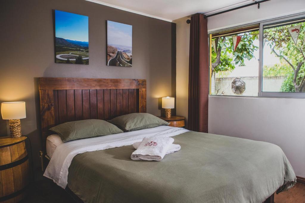 圣克鲁兹Casa Suiza的一间卧室配有一张床,床上有毛巾
