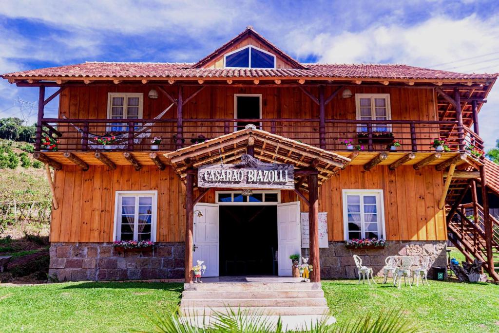 法罗皮利亚Casarão Biazolli的木房子,上面有读木匠小屋的标志
