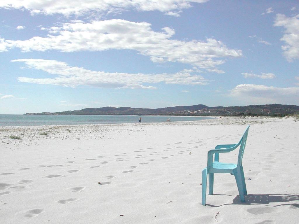 拉卡勒塔La casa di Tonia的沙滩上的蓝色椅子