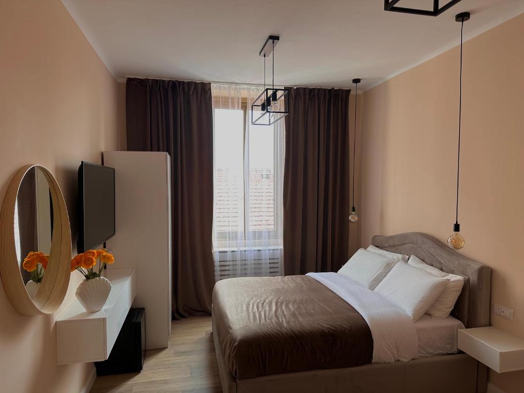 罗镇Rhospitality - Visconti Affittacamere的一间卧室配有一张床、镜子和窗户