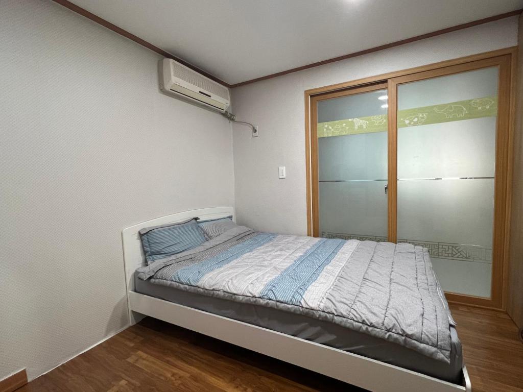 大田Sangmin Sweet的一间小卧室,配有床和窗户
