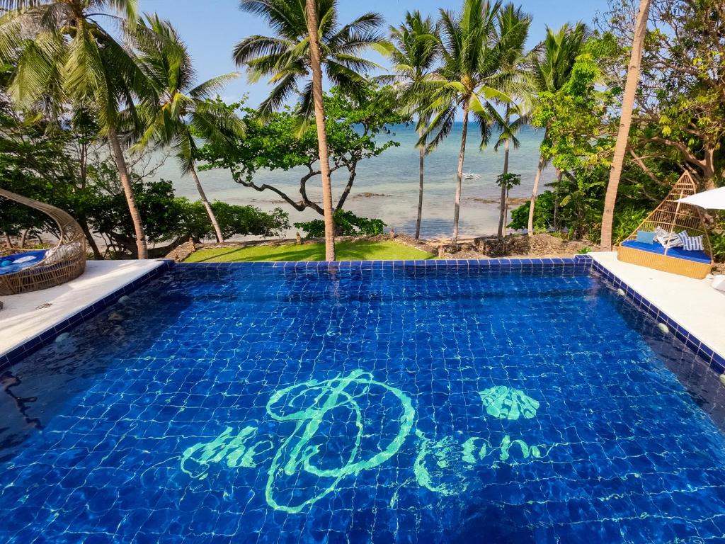 泰泰The Dream Beach Resort的一座背景海洋的游泳池